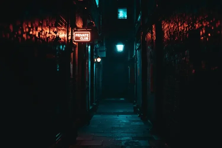 夜色中亮着昏暗霓虹招牌的私人会所入口，复古侦探剪报风格