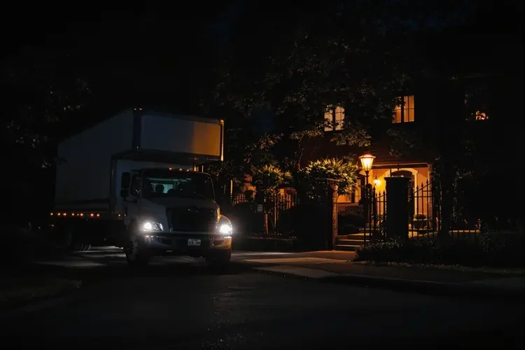 深夜停在别墅门口搬运的货车，复古侦探剪报风格